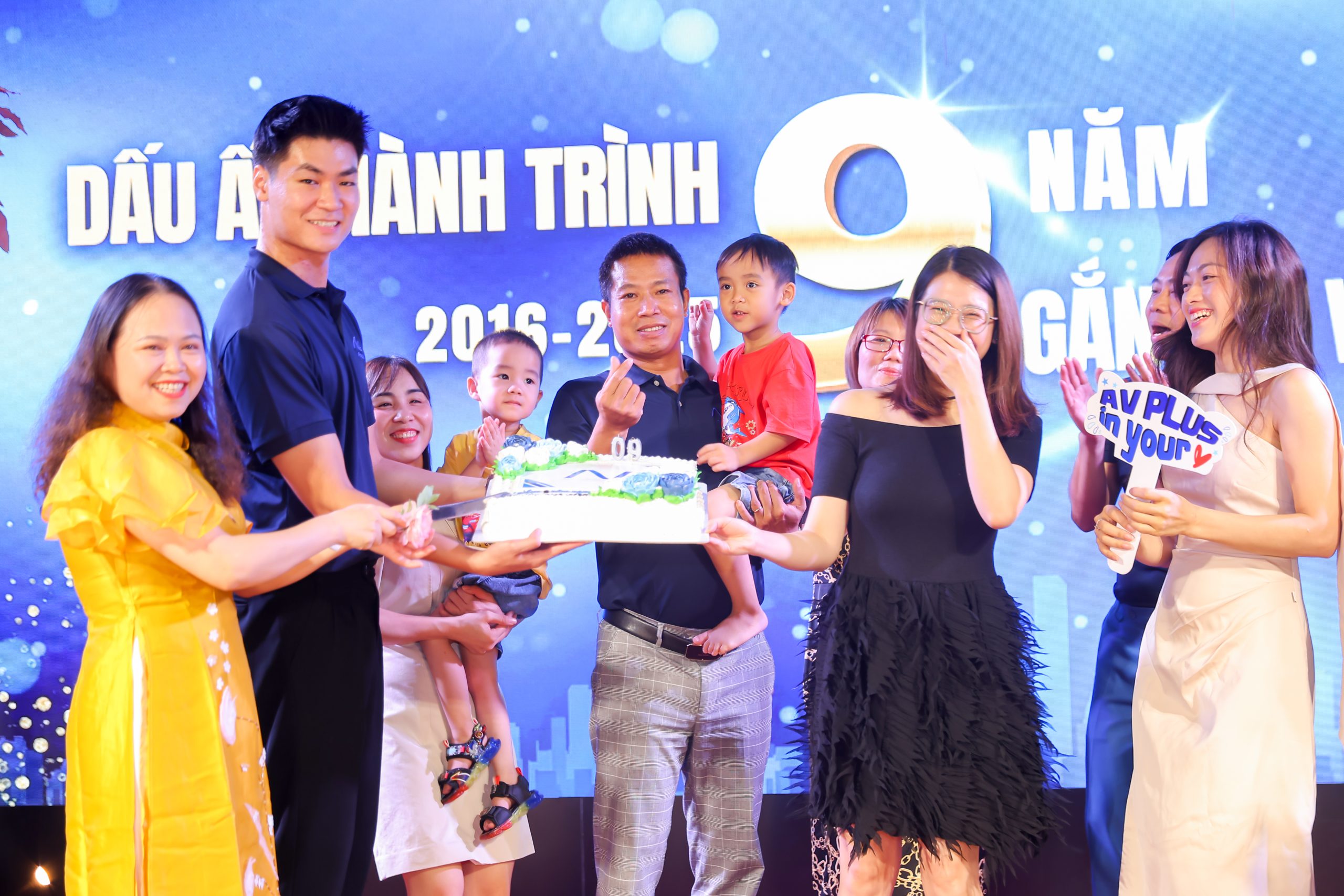 Cắt bánh sinh nhật AV PLUS