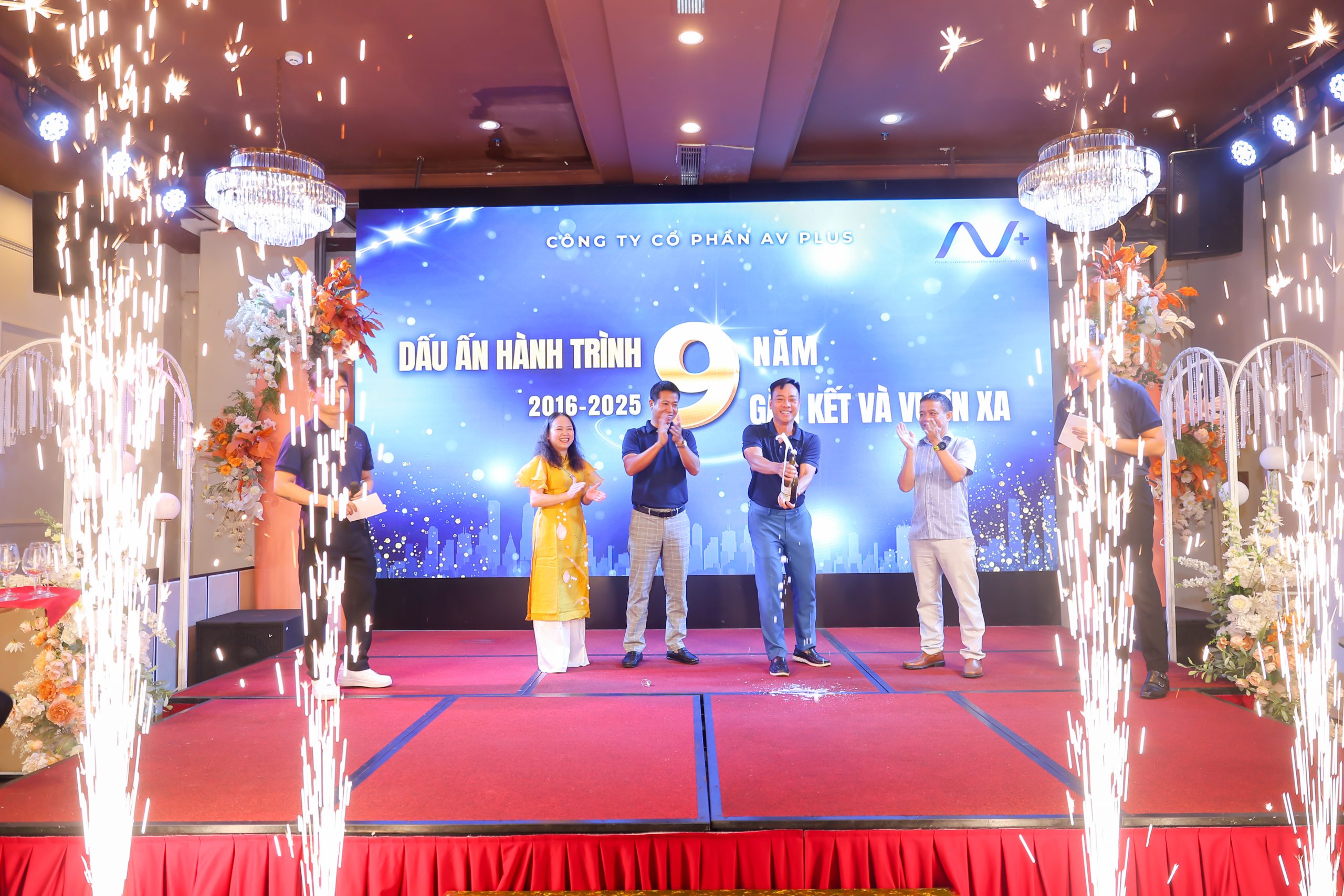 Ban Lãnh Đạo AV PLUS mở rượu khai tiệc