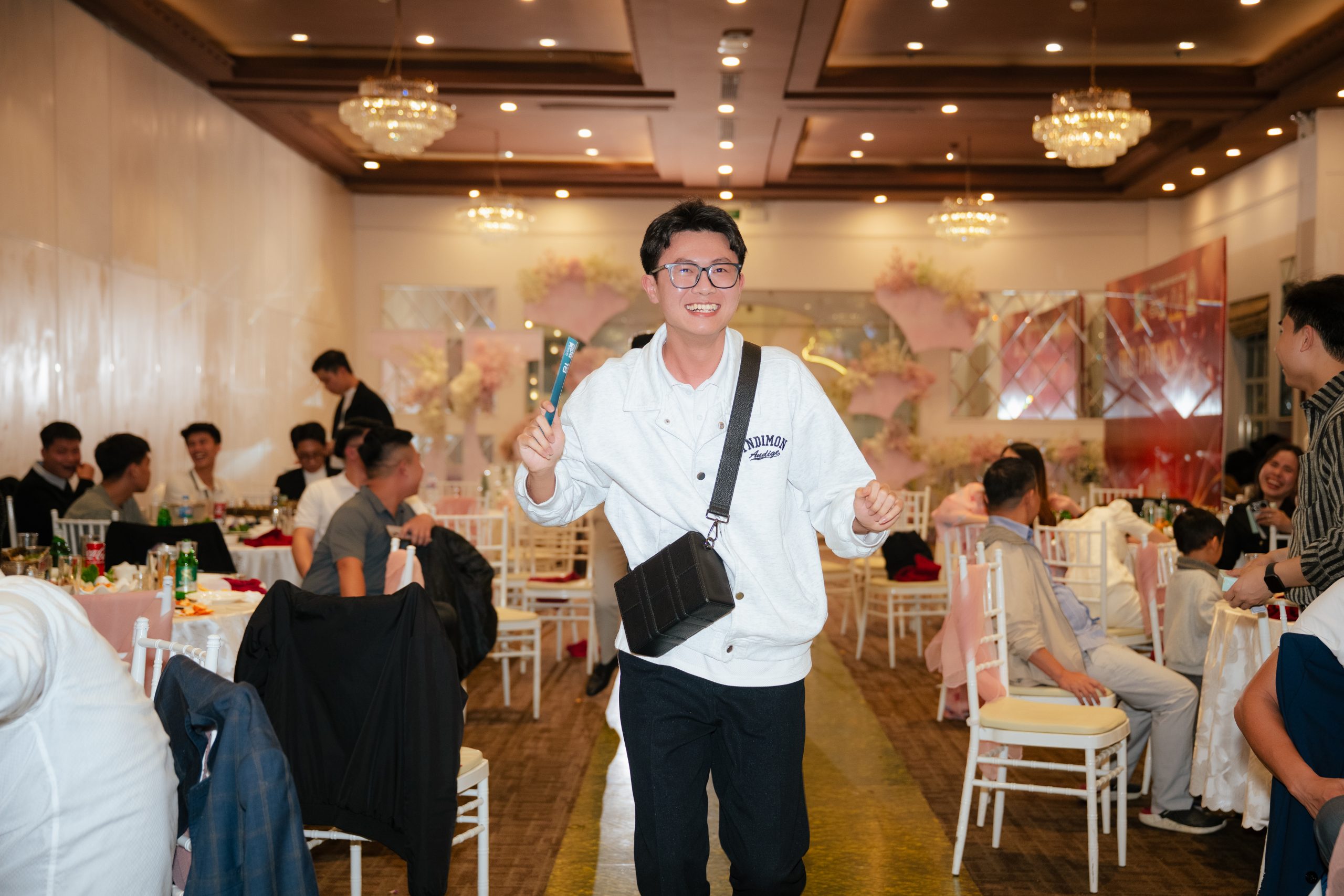 Nhân sự nhận quà 2